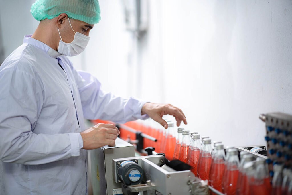 Maisto produktų perdirbimo linija ir moderni įranga, simbolizuojanti bioekonomikos investicijas ir inovacijas Lietuvoje